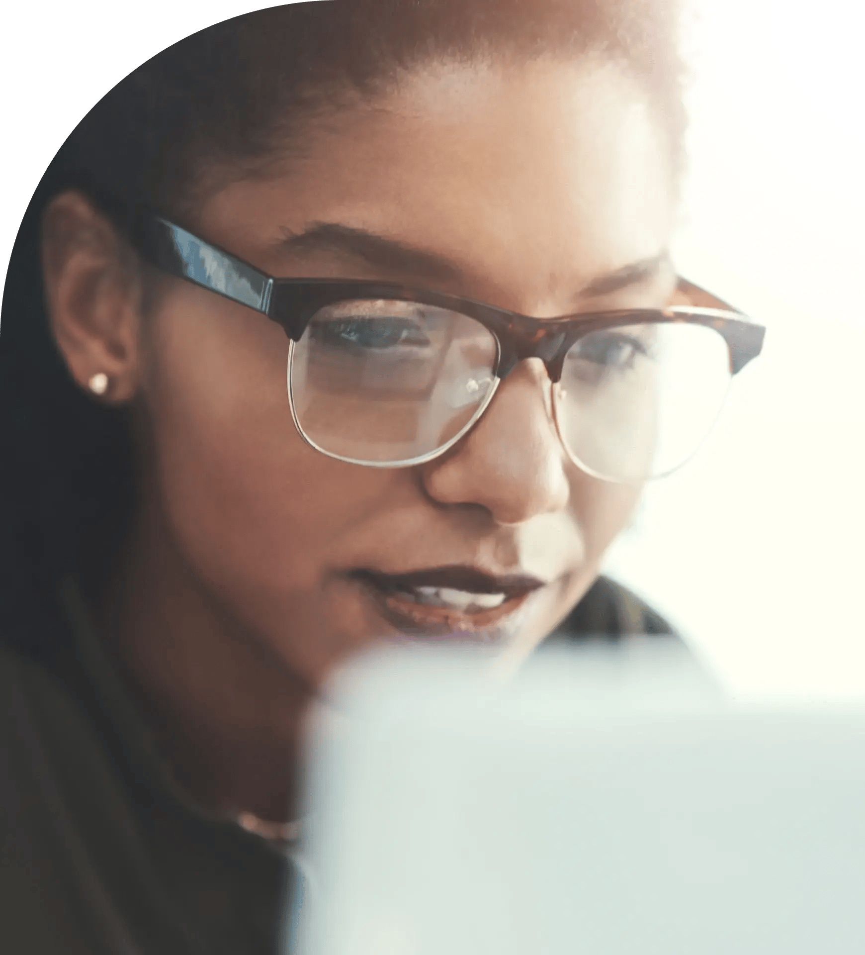 woman_looking_at_computer_3x